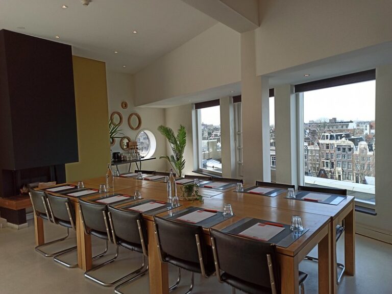 Dak van Amsterdam, The Living